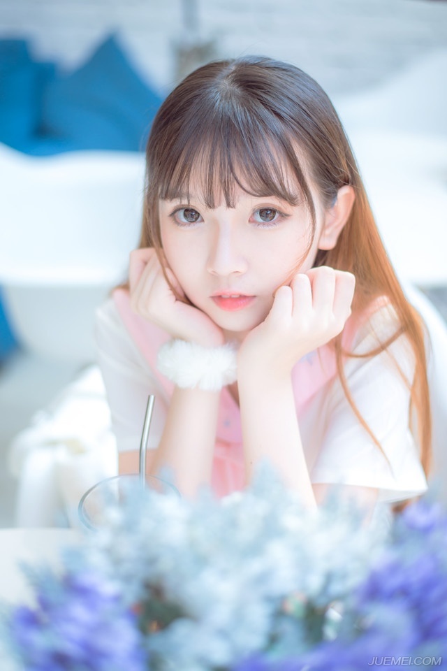 对于小野的教育，韩寒说唯一的要求是善良和想象力。韩寒不希望女儿为产品代言，他说他不希望女儿配合这个世界，但希望她认识和了解这个世界！——韩寒
